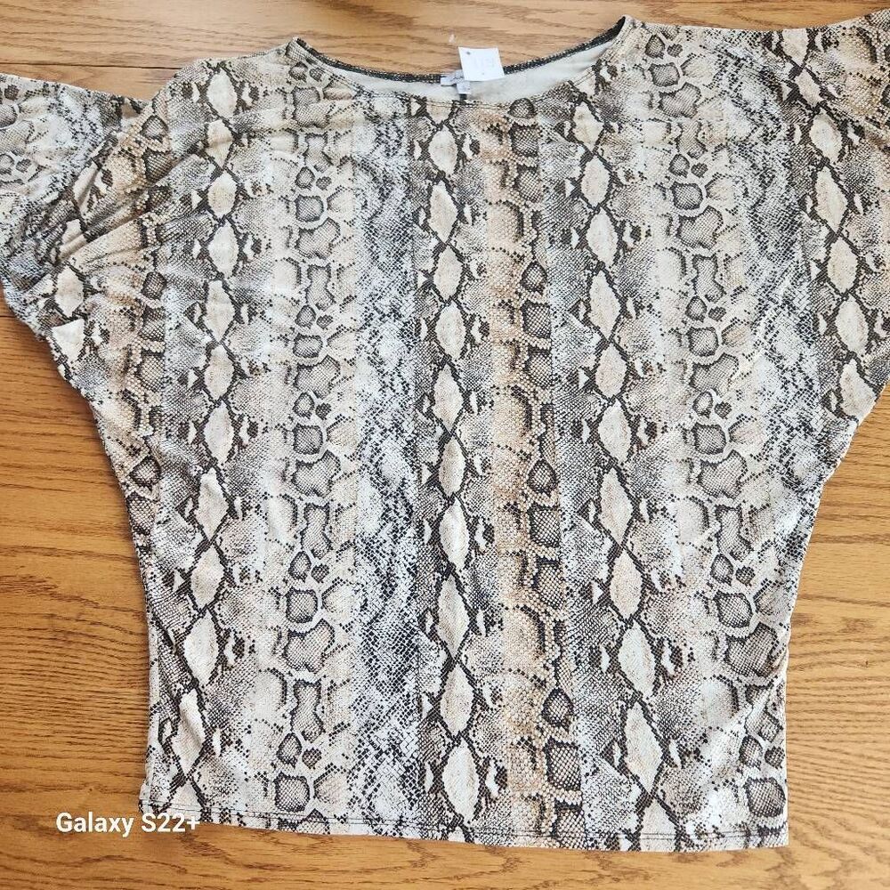 E11 White Birch animal print soft knit top w bat wing sleeves & boatneck Sz Lrg